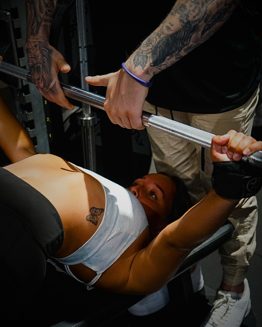 Mujer levantando peso con ropa deportiva demostrando la progresión de cargas de revolution fit pro